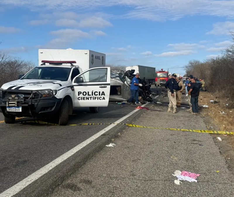 Acidente na PB: Van com pacientes de câncer e caminhonete colidem