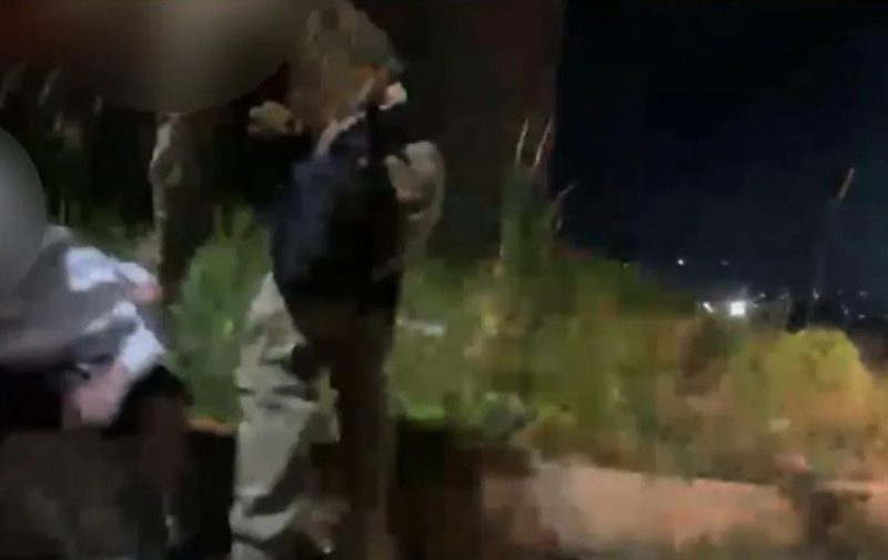 Adolescente de 14 anos é agredido com tapas e empurrões em abordagem da PM de SC; VÍDEO