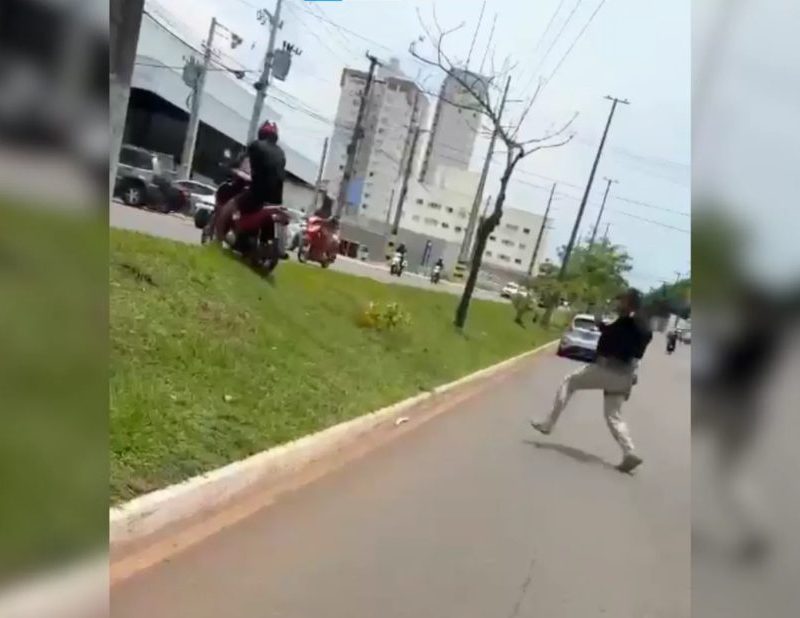 Agente da PRF cai em via ao perseguir motociclista a pé após ordem de parada no TO; VÍDEO