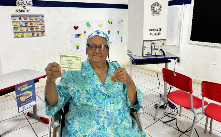'Amo votar': idosas vão às urnas em Fernando de Noronha