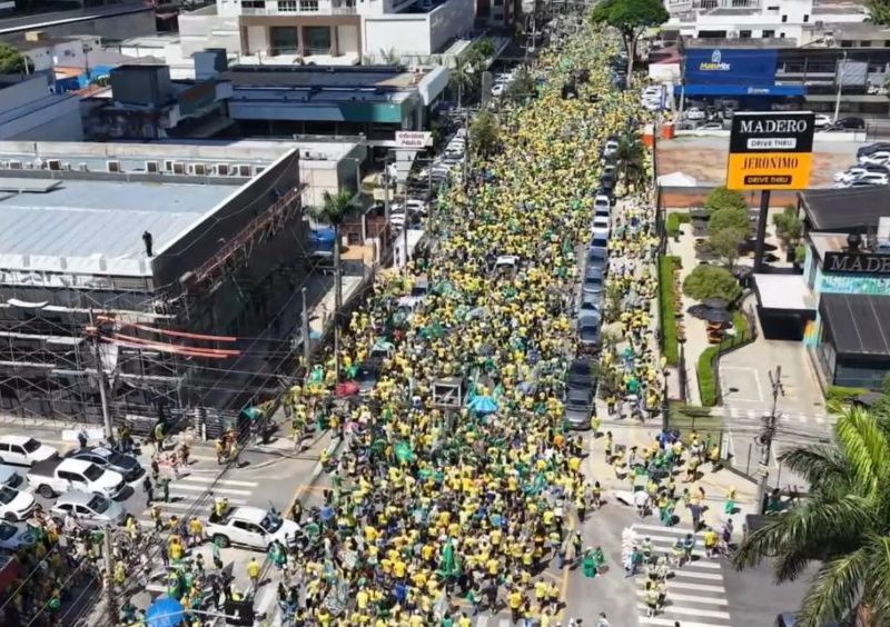 Ato em Goiânia reúne apoiadores de Flávio Bolsonaro