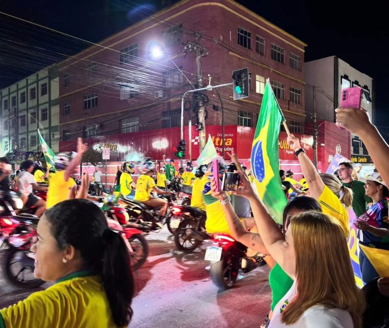 Apoiadores de Flávio Bolsonaro fazem carreata no Acre