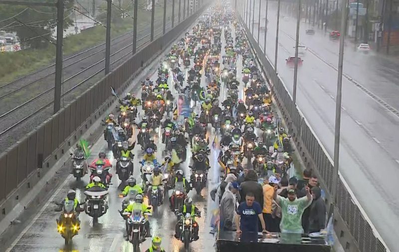 Apoiadores de Flávio Bolsonaro percorrem Porto Alegre em motociata neste sábado