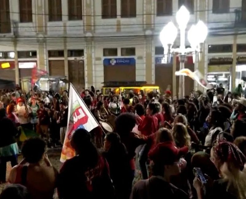 Apoiadores de Lula fazem caminhada pelo Centro de Juiz de Fora