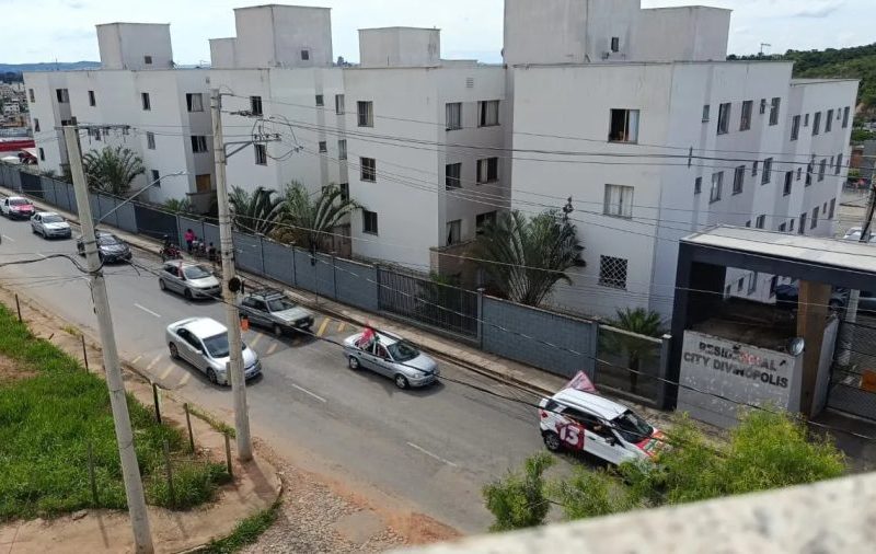 Apoiadores de Lula fazem carreta em Divinópolis