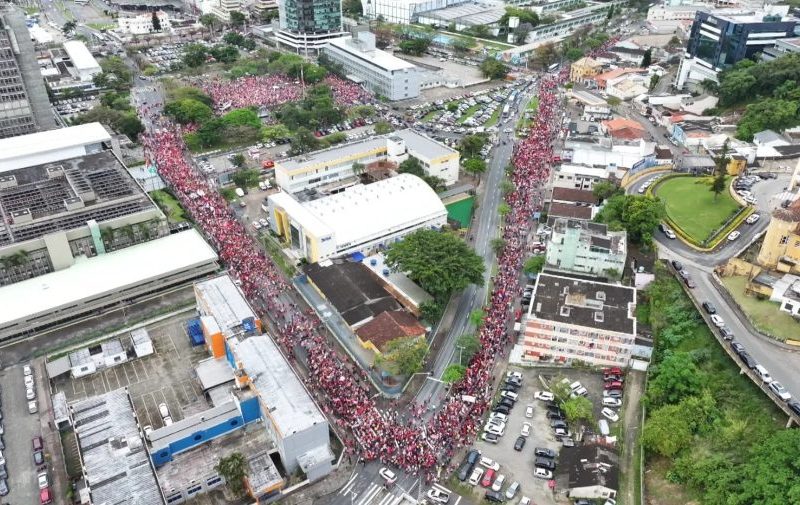 Apoiadores de Lula fazem passeata em Florianópolis