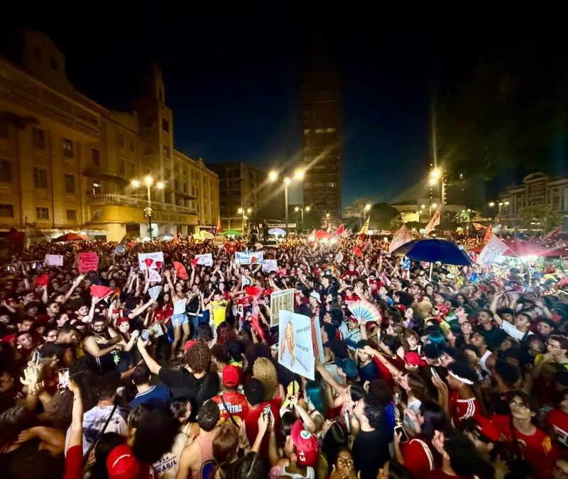 Apoiadores realizam ato pró-Lula no Ponto de Cem Réis, em João Pessoa