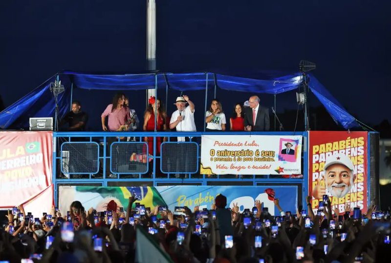 Lula classifica fuga de Flávio Bolsonaro aos EUA como vergonhosa
