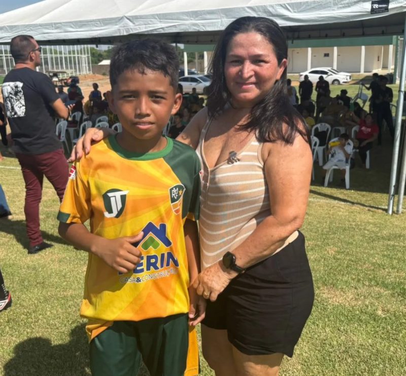 Avó vai pela primeira vez ao campo de futebol para apoiar neto em jogo: ‘O sonho dele é nosso’