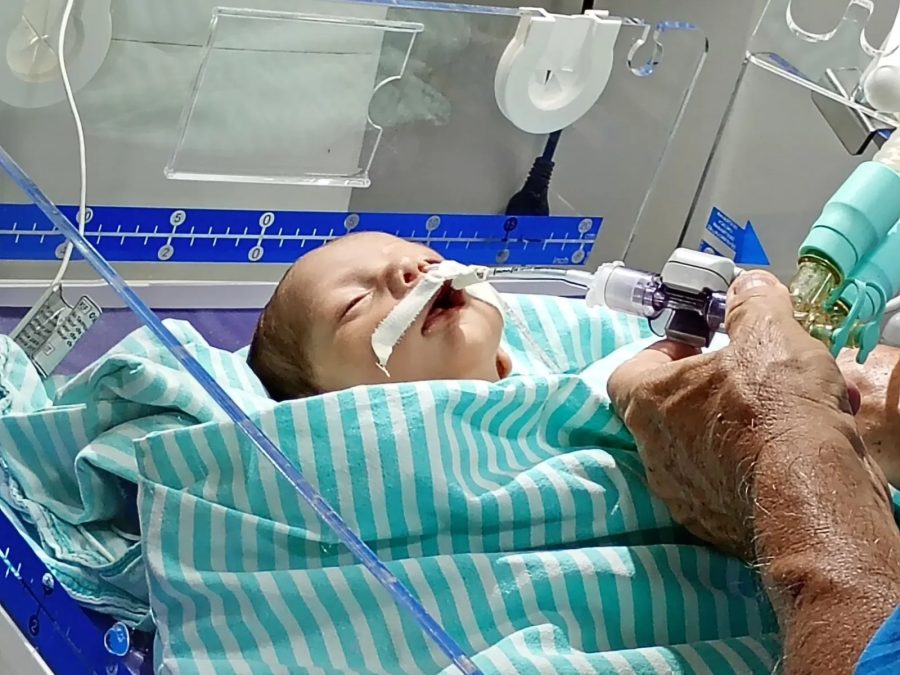 Bebê com malformação no coração tem piora e segue à espera de transferência no Acre