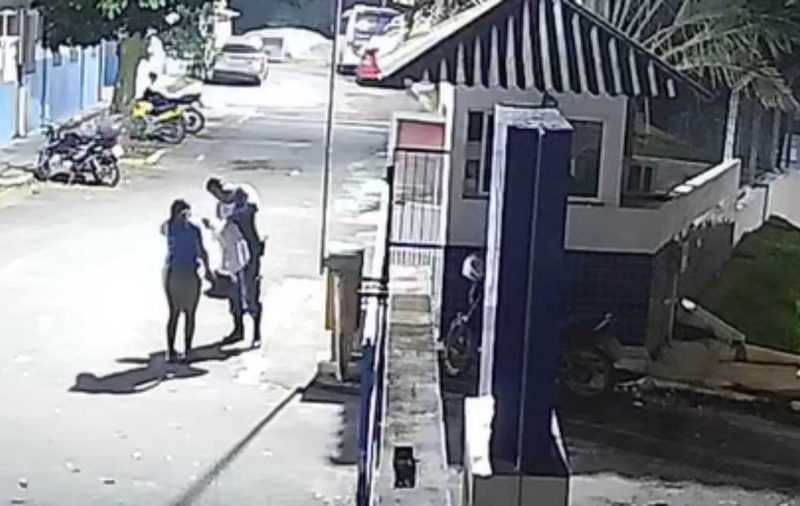 Bebê de 1 mês se engasga com leite materno e é socorrido por policiais no ES; VÍDEO mostra pais buscando ajuda