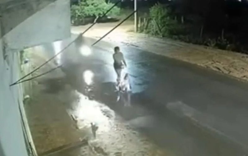 Bebê sofre traumatismo craniano e mãe fica ferida após moto atingir carrinho que desviou de poça no ES; VÍDEO