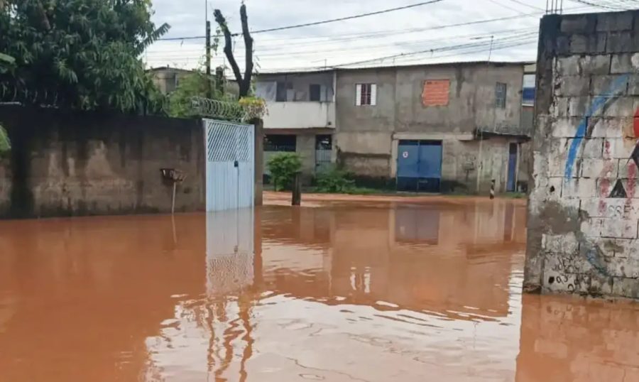 Bombeiros encontram corpo de mulher levada por correnteza