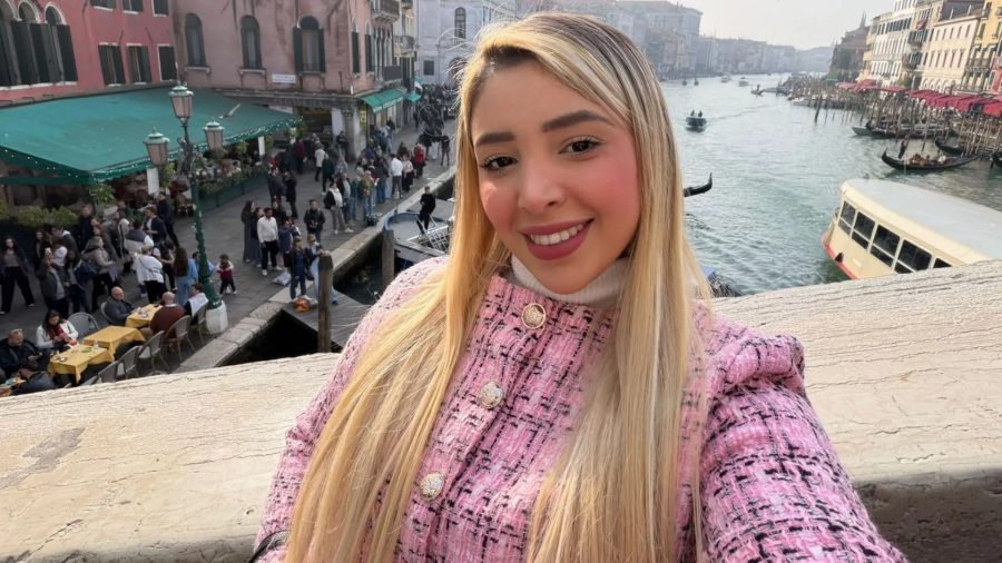 Brasileira morre enquanto dormia durante viagem a passeio à França, diz mãe