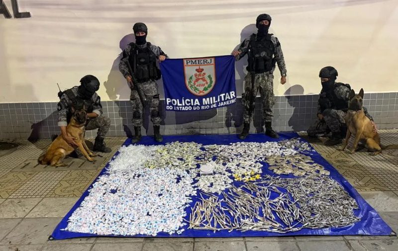 Cães farejadores encontram mais de 17 kg de drogas em casa abandonada em Volta Redonda