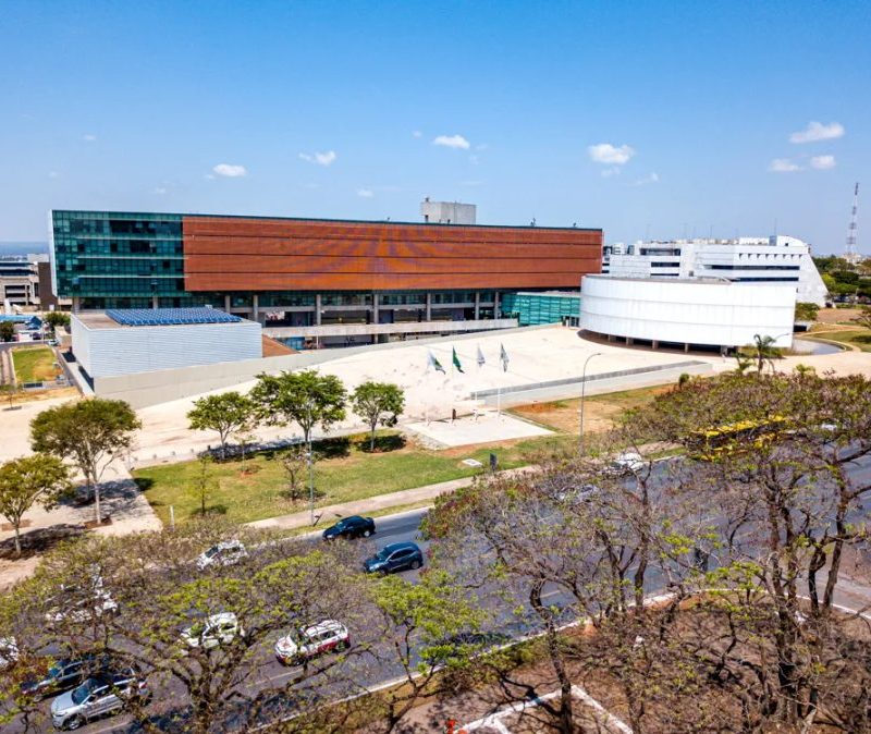 Câmara do DF vota mudança que pode liberar 3º mandato na presidência
