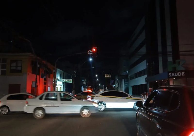 Caminhão bate em poste e 2.400 unidades ficam sem energia na região central de Aracaju