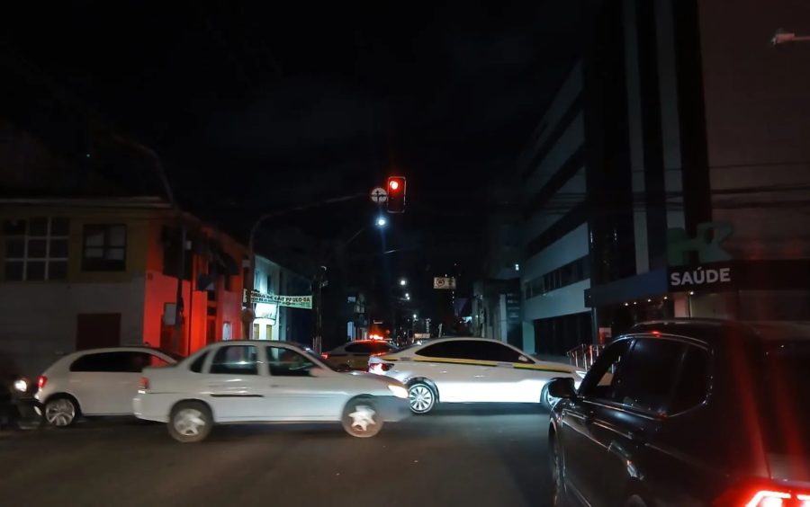 Caminhão bate em poste e 2.400 unidades ficam sem energia na região central de Aracaju