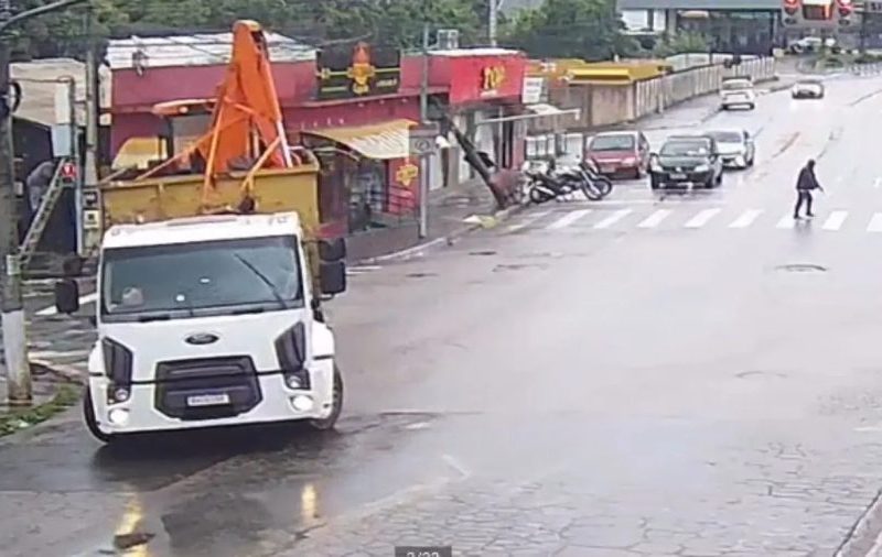 Caminhão com retroescavadeira puxa fiação e derruba poste em Vinhedo