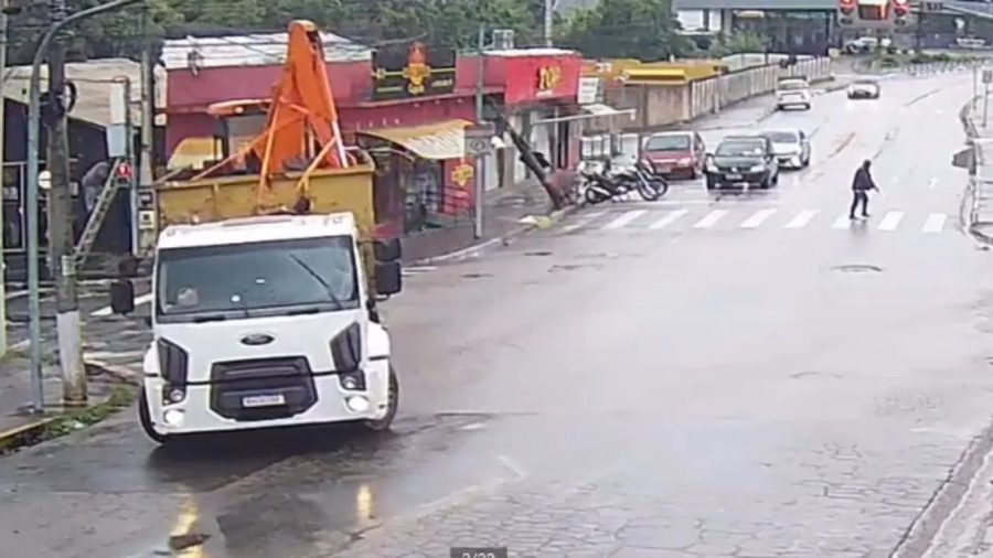 Caminhão com retroescavadeira puxa fiação e derruba poste em Vinhedo
