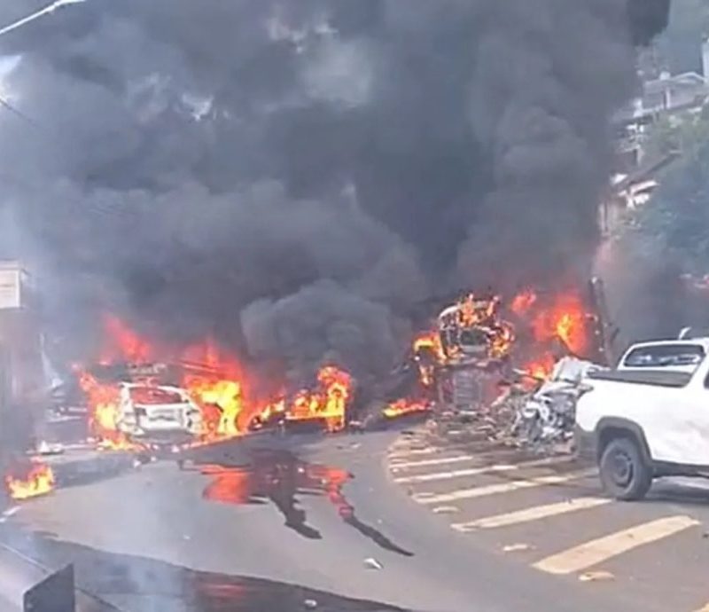Caminhão desce serra desgovernado, atinge veículos e causa incêndio com morte em SC