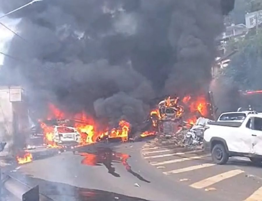 Caminhão desce serra desgovernado, atinge veículos e causa incêndio com morte em SC