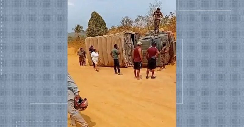 Caminhão do Exército Brasileiro tomba na rodovia Transamazônica, no Pará