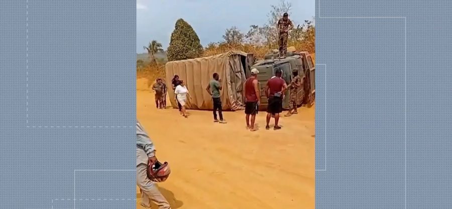 Caminhão do Exército Brasileiro tomba na rodovia Transamazônica, no Pará