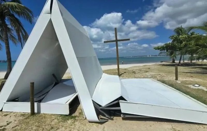 Capelinha do Jaraguá desmorona em Maceió após ventos fortes