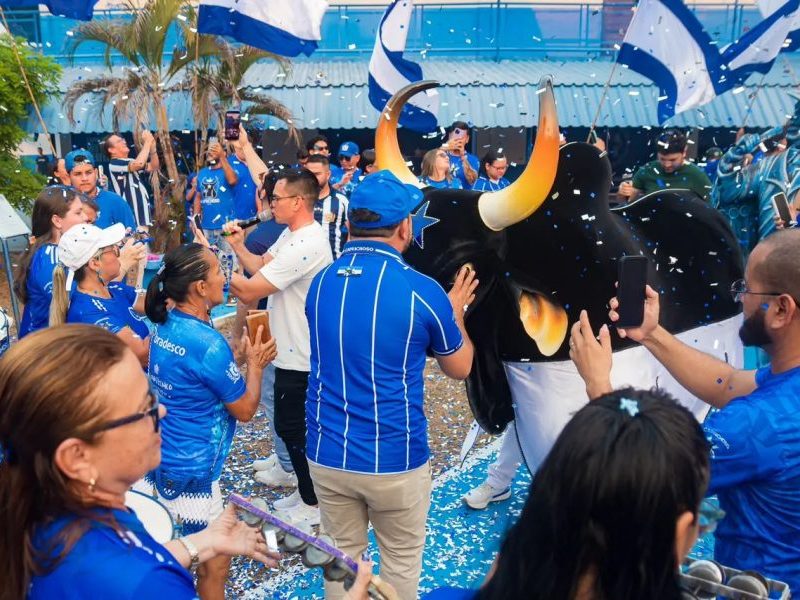 Boi Caprichoso comemora 113 anos com hasteamento em Parintins