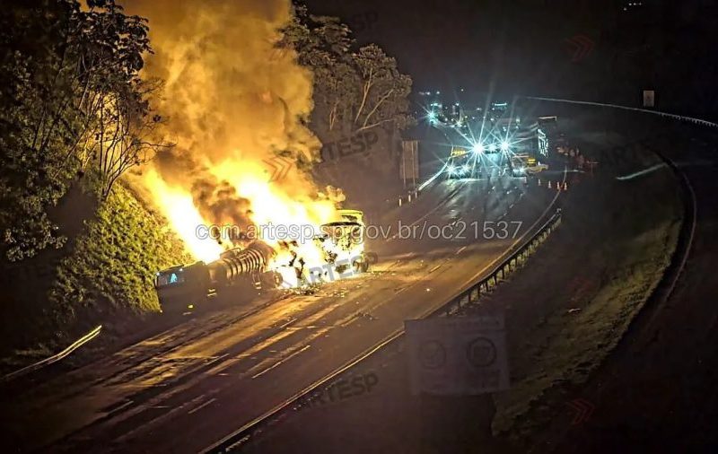 Acidente no Rodoanel: carretas pegam fogo e interditam SP