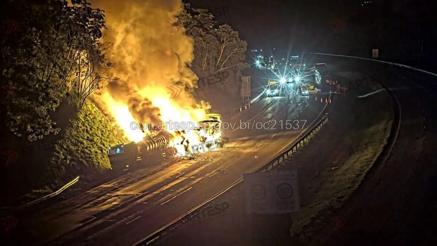 Carretas pegam fogo após colisão e Rodoanel é interditado em SP