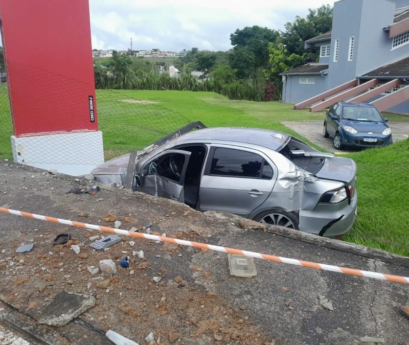 Carro derruba poste e invade imobiliária em São José dos Campos