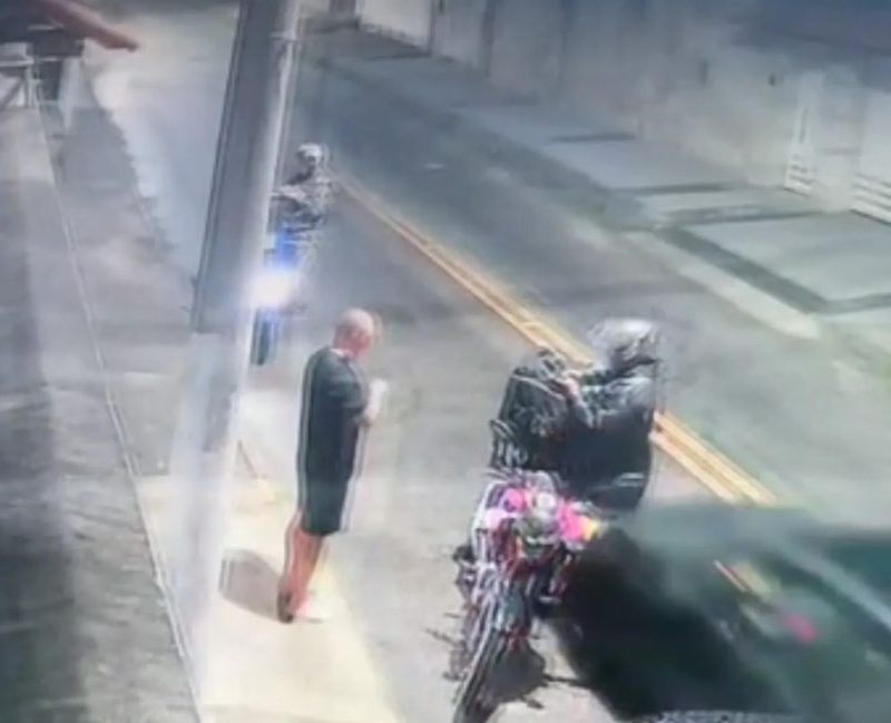 Carro invade a contramão e atropela motoboy durante entrega de pizza em Saquarema; VÍDEO