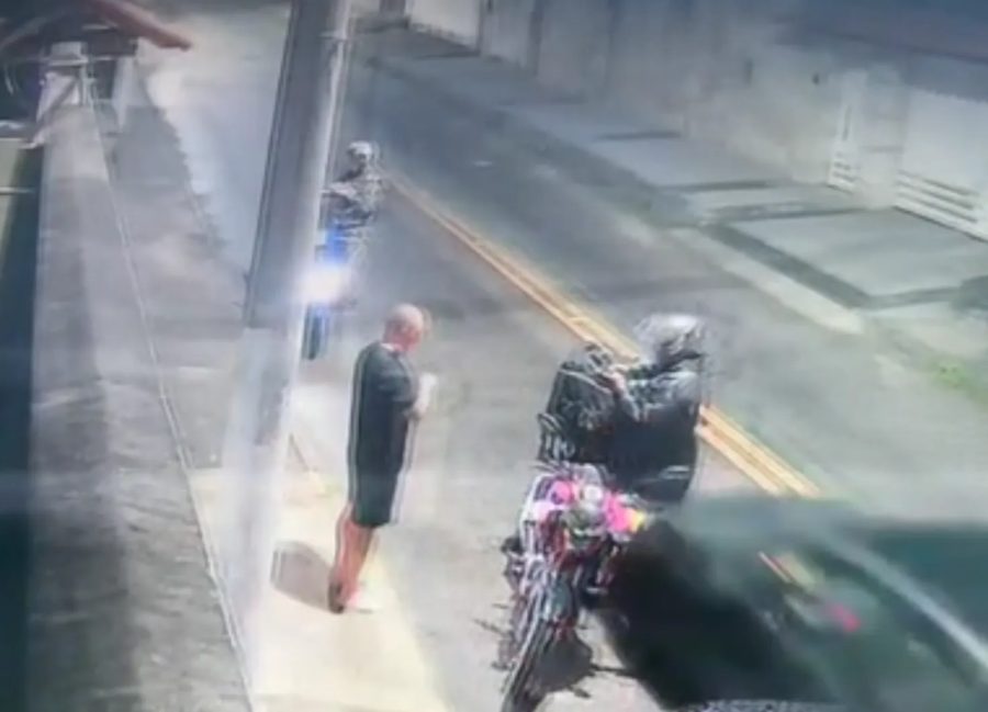 Carro invade a contramão e atropela motoboy durante entrega de pizza em Saquarema; VÍDEO