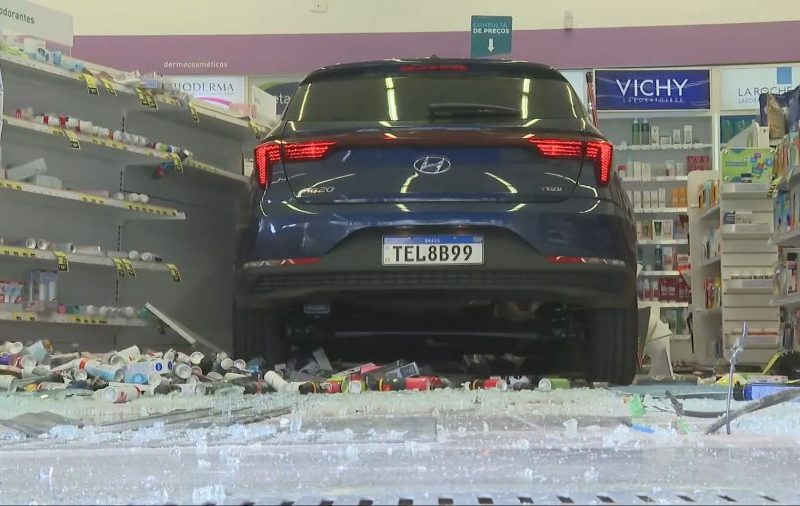 Carro invade farmácia em BH e atinge cliente