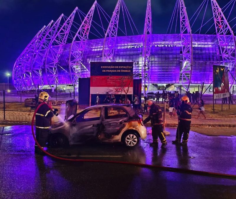 Incêndio destrói carro em frente à Arena Castelão