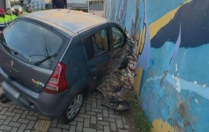 Carro destrói muro de oficina em Porto Alegre