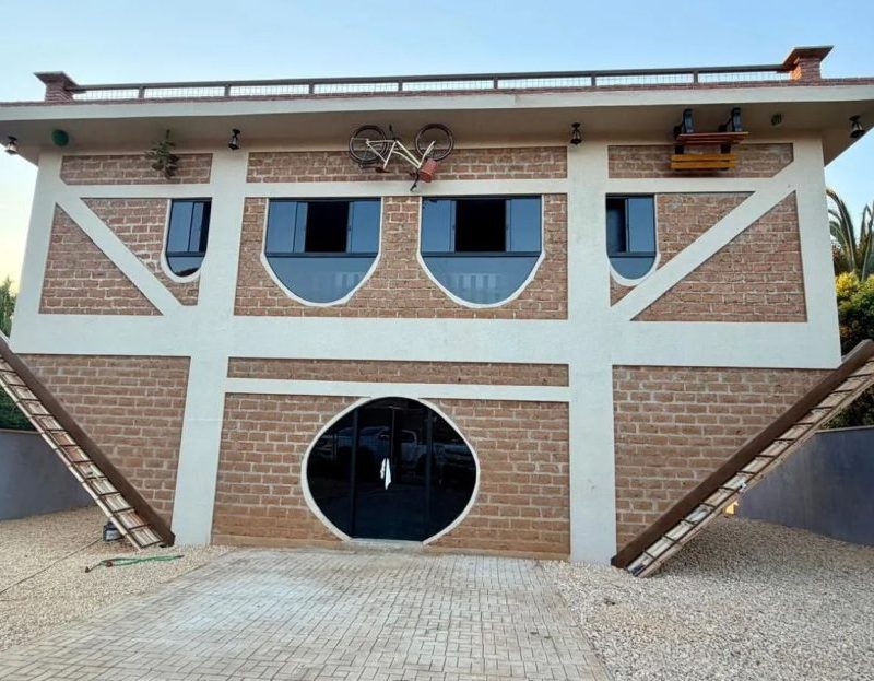 Casa com telhado para baixo vira atração em distrito turístico no TO; VÍDEO