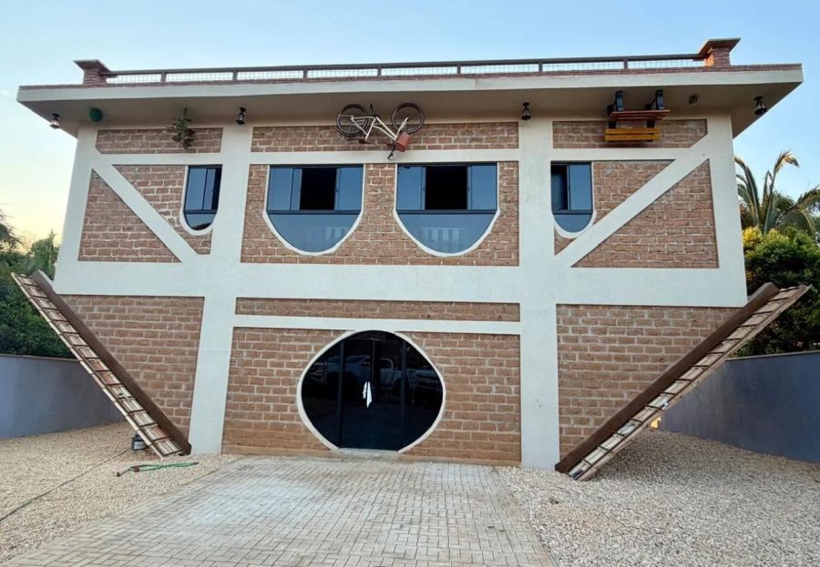 Casa com telhado para baixo vira atração em distrito turístico no TO; VÍDEO
