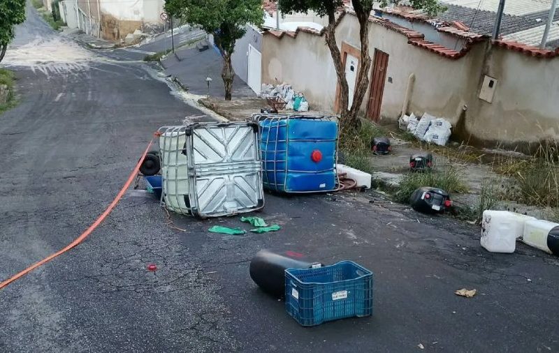 Casas são evacuadas após derramamento de ácidos de caminhão, diz Corpo de Bombeiros