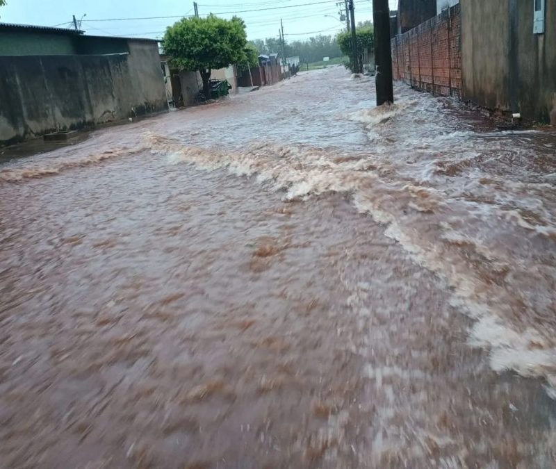 Temporal de 20 minutos alaga ruas e forma correnteza em MS