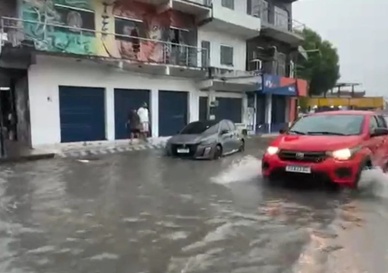 Chuva causa alagamentos em Manaus após dias de fumaça e calor
