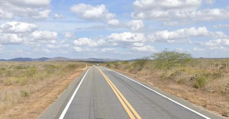 Colisão entre caminhão e moto deixa um morto e um ferido grave na BR-104, na PB