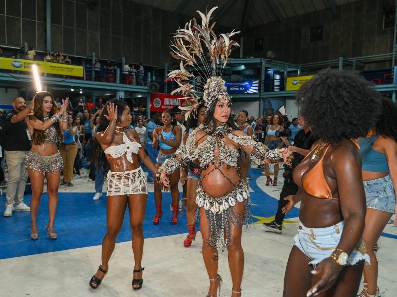 Com barrigão à mostra, Sabrina Sato, grávida de 8 meses, ensaia na Vila Isabel
