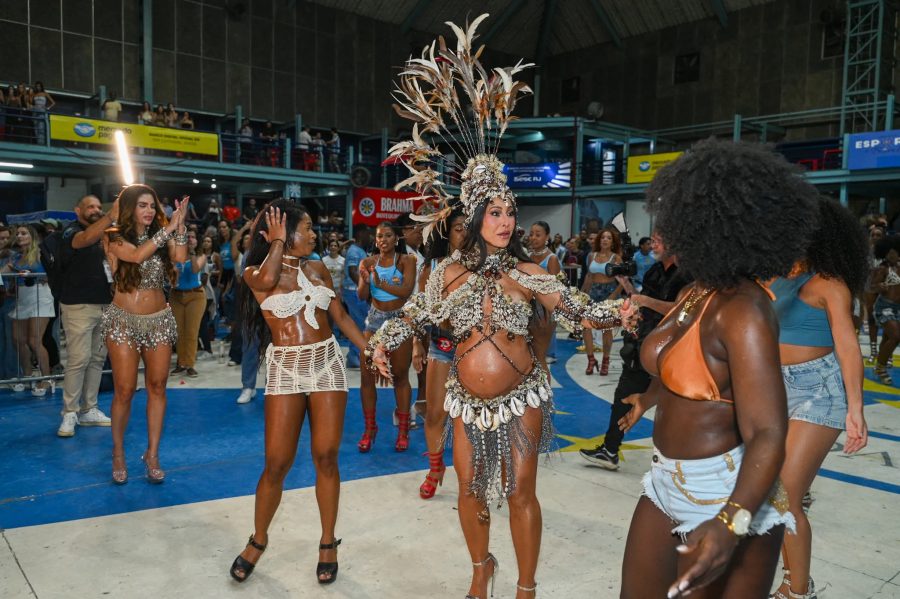 Com barrigão à mostra, Sabrina Sato, grávida de 8 meses, ensaia na Vila Isabel
