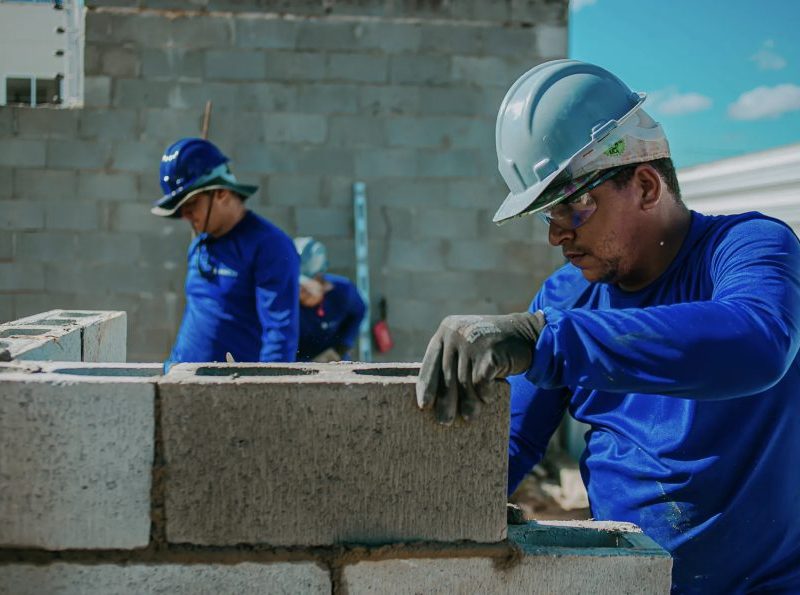 Construtora abre seleção para mais de 60 vagas em Fortaleza e região metropolitana; veja oportunidades