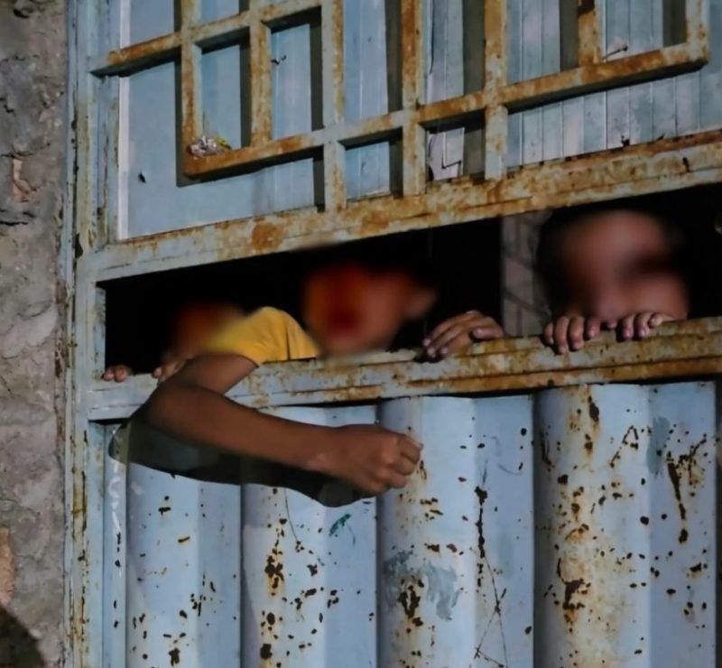 PM resgata irmãos trancados, com fome e sem luz em RR