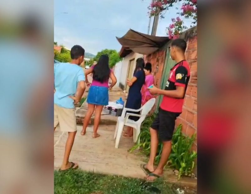 Crise hídrica: prefeitura no TO instala pontos para distribuir água e morador ajuda vizinhos com torneira no muro