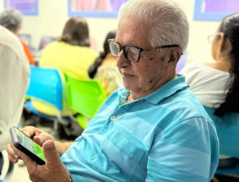 Inclusão digital: idosos aprendem a usar celular em oficinas